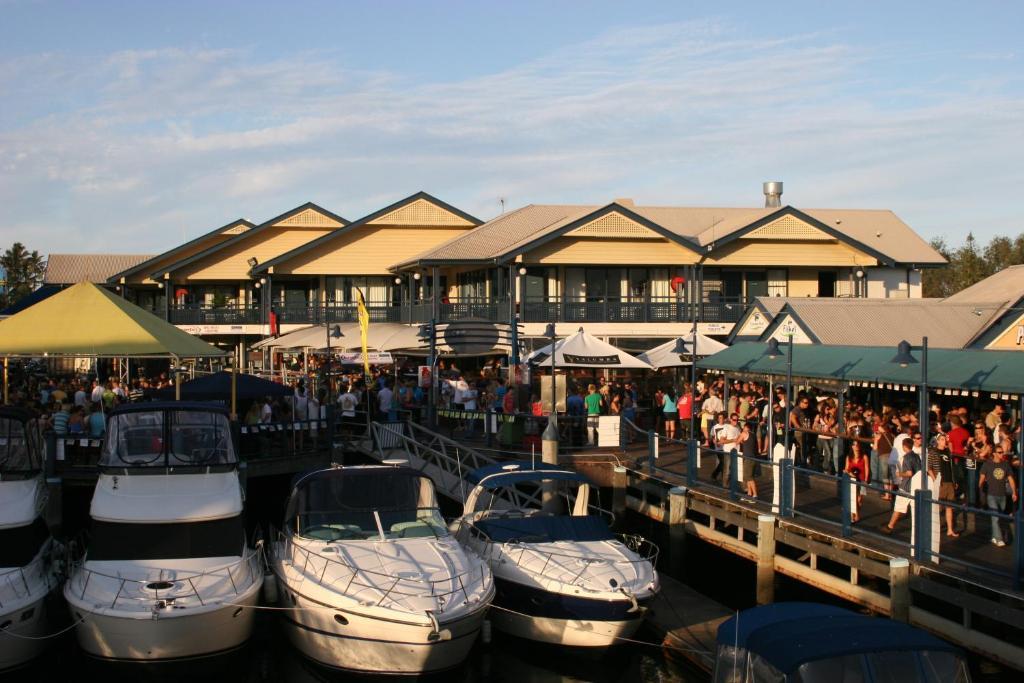 Surfers Paradise Yha Hostel Southport Exterior photo