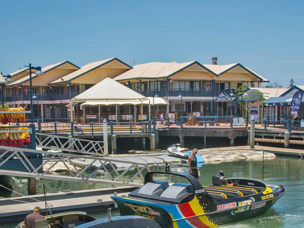 Surfers Paradise Yha Hostel Southport Exterior photo