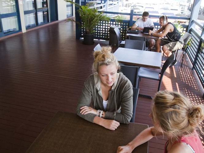 Surfers Paradise Yha Hostel Southport Exterior photo