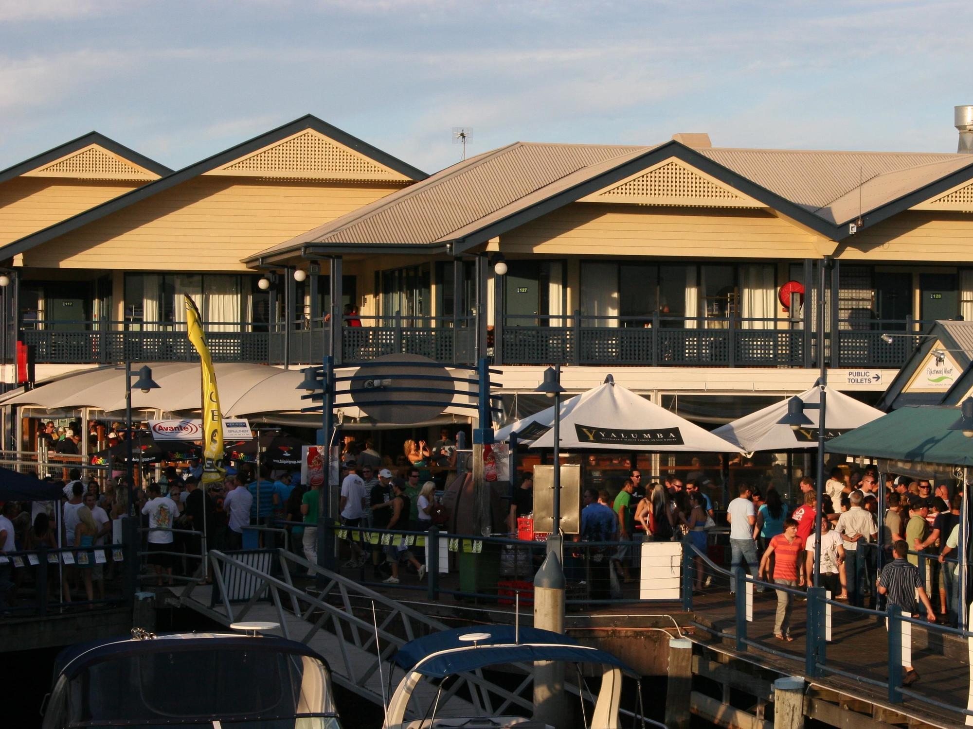 Surfers Paradise Yha Hostel Southport Exterior photo